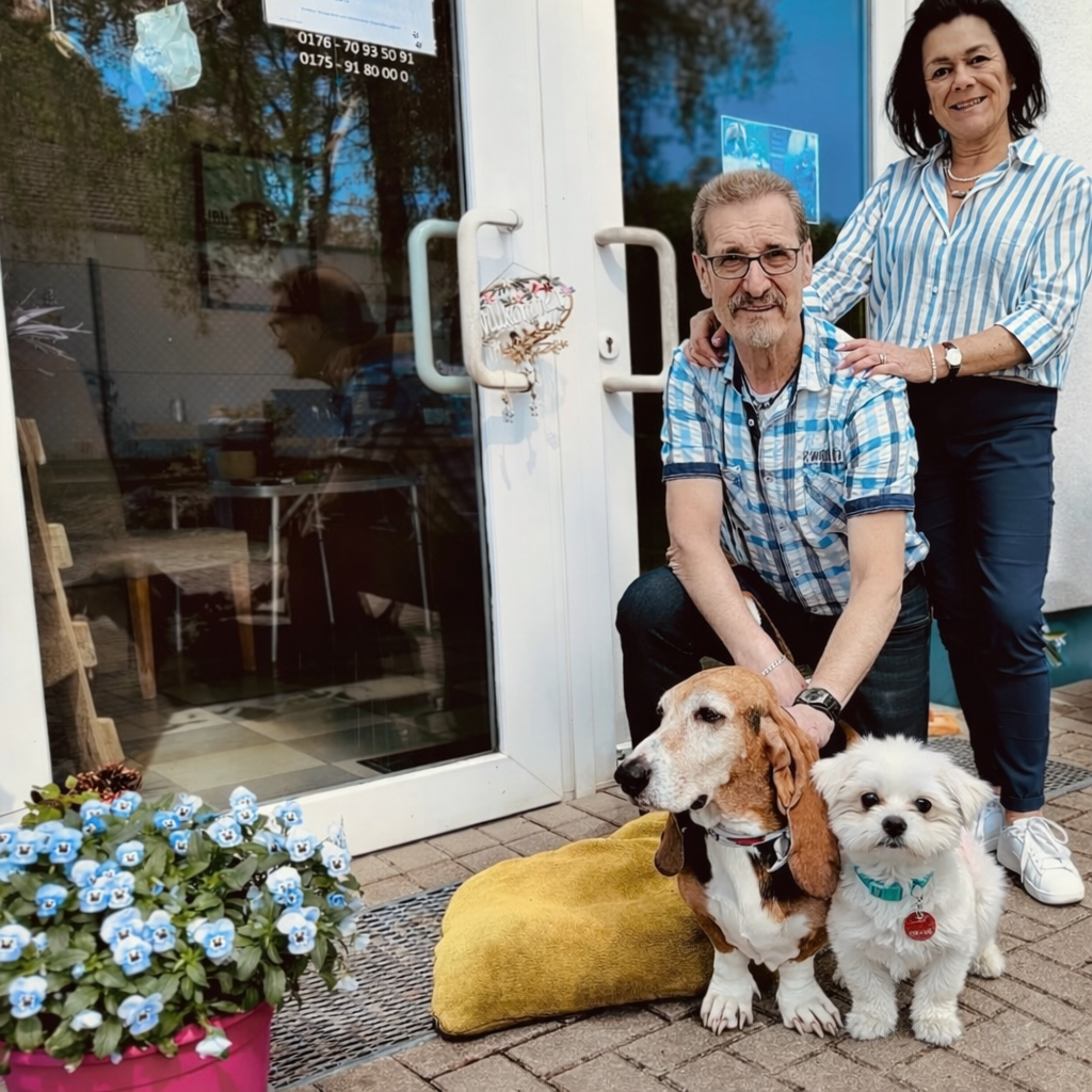 Peter Neumann und Andrea Greibich, Inhaber von BARF Tiernahrung Munster, vor dem Ladenlokal