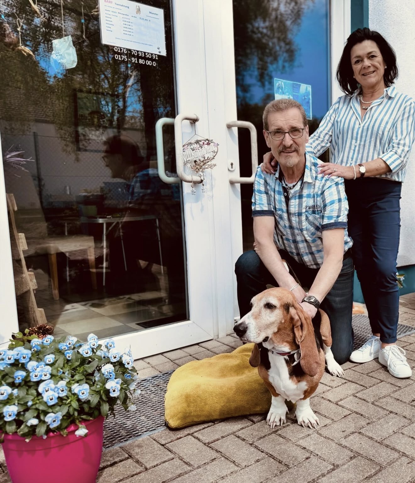 Peter Neumann und Andrea Greibich, Inhaber von BARF Tiernahrung Munster, vor dem Ladenlokal
