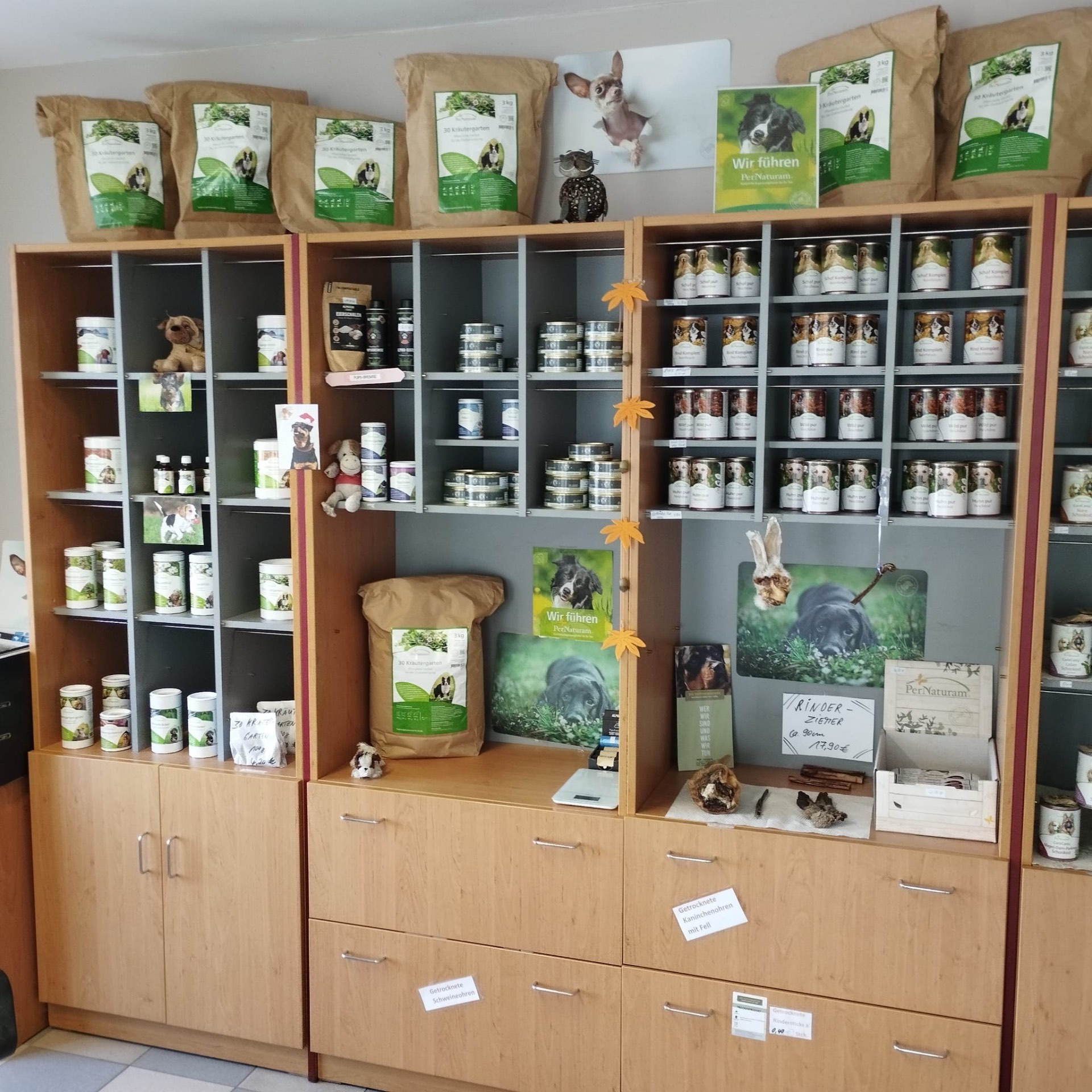BARF-Sortiment im Ladengeschäft Munster: PerNaturam Kräuter, Dosenmenüs und Naturkauartikel